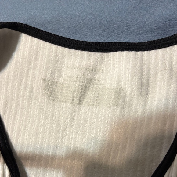 Five crop tops in large. Various brands. Cute tops. - Picture 9 of 11